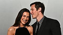 Dua Lipa y Callum Turner llegan a la fiesta de los Oscar de Vanity Fair el domingo 15 de marzo de 2026 en el Museo de Arte del Condado de Los Ángeles