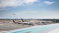 Το TWA Hotel at JFK έχει θέα στον διάδρομο προσγείωσης από την πισίνα infinity στον τελευταίο όροφο