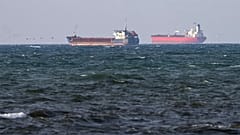 Die Caffa, links, und Sea Owl I liegen nebeneinander vor Trelleborg vor Anker, 13. März 2026
