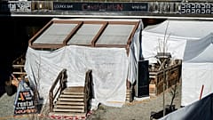 Vue extérieure du bar Le Constellation fermé à Crans-Montana, 4 janvier 2026
