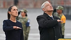 El expresidente López Obrador y su sucesora, Claudia Sheinbaum, conmemoran a las víctimas de unos terremotos en el Zócalo de Ciudad de México, en una foto de archivo de 2024