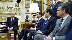 Donald Trump spricht, während (von links) Vizepräsident JD Vance, Außenminister Marco Rubio und Verteidigungsminister Pete Hegseth während eines Treffens mit Friedrich Merz zuhören.