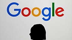 ARCHIV: Eine Frau geht an einer riesigen Leinwand mit Google-Logo beim AI Action Summit in Paris vorbei, am neunten Februar 2025.