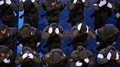 Russische Soldaten versammeln sich vor der Probe für die Militärparade zum Tag des Sieges in Moskau, Mittwoch, 29. April 2026