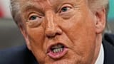 Donald Trump elnök újságírókhoz beszél, miközben Victor Glover, Christina Koch, Reid Wiseman és Jeremy Hansen NASA Artemis 2 űrhajósokkal találkozik a Fehér Ház Ovális Irodájában.