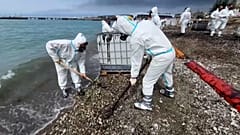 Einsatzkräfte reinigen Strände bei Tuapse in Russland nach Brand in einer Ölraffinerie am 29. April 2026.