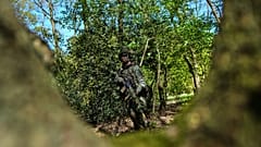 Ein Angehöriger des 10. Infanteriebataillons der Nationalen Reserve des Sicherheitskorps in Havelte, 25. April, 2026