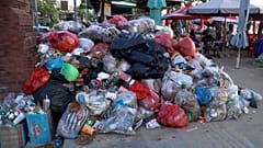 Seit dem Verbot offener Deponien stapelt sich Müll in den Straßen von Kuta auf Bali in Indonesien, am 18. April 2026.