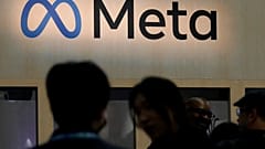 Besucherinnen und Besucher informieren sich am Meta-Stand der Game Developers Conference 2023 in San Francisco am 22. März 2023.