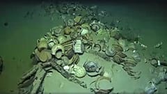 Algumas das peças encontradas junto ao navio naufragado