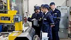 ARCHIV – Frankreichs Präsident Emmanuel Macron besichtigt im Eurenco-Werk in Bergerac den Verpackungsbereich für modulare 155‑Millimeter-Geschosssätze. 11. April 2024