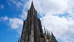La torre della cattedrale di Ulm è alta circa 161 metri.