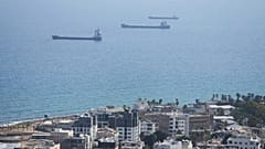 DATEI: Handelsschiffe warten vor dem Hafen von Haifa, Israel, Mittwoch, 9. April 2025.