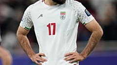 L'iraniano Ali Gholi Zadeh reagisce al fischio finale della semifinale della Coppa d'Asia allo stadio Al Thumama di Doha, il 7 ottobre 2024