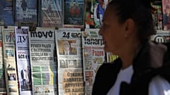 DATEI: Eine Frau geht vor einer Morgenzeitung in Sofia vorbei, 20. April 2026