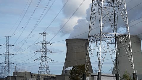 Ατμός βγαίνει από πυρηνικό σταθμό παραγωγής ηλεκτρικής ενέργειας δίπλα σε γραμμές κοινής ωφέλειας στο Doel, 11 Οκτωβρίου 2021