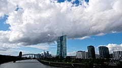 ARCHIV: Wolken bedecken den Himmel über der Zentrale der Europäischen Zentralbank in Frankfurt am Main, Deutschland, am elften September 2025.