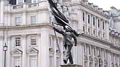 Estátua misteriosa em Londres é nova obra de Banksy?
