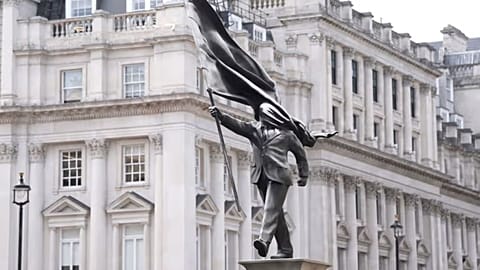 ¿Es obra de Banksy esta enigmática estatua aparecida en Londres?