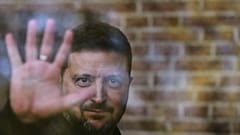 صورة تعبيرية.. الرئيس الأوكراني فولوديمير زيلينسكي يلوّح من خلف نافذة زجاجية بعد حصوله على وسام الحرية من جائزة الحريات الأربع الدولية خلال حفل أقيم في ميدلبورغ، هولندا