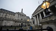 ARCHIV - Ein Mann geht an der Bank of England im Londoner Finanzviertel vorbei, 5. Februar 2026.