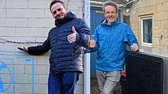 Dominic King präsentiert seine Wärmepumpe.