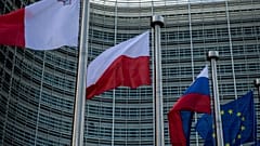 Flaga Polski przy głównej siedzibie Komisji Europejskiej