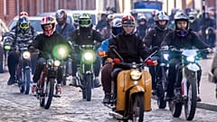 Teilnehmer des 16. Treffens mit Mopeds der Marke Simson aus DDR-Produktion 