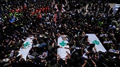 تجمع أعضاء الدفاع المدني اللبناني والمشيعون حول نعوش ثلاثة من زملائهم الذين استشهدوا في غارة إسرائيلية يوم الثلاثاء خلال موكب جنازتهم في مدينة صور الساحلية الجنوبية، لبنان