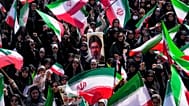 نساء يحملن أعلاماً إيرانية وصورة للمرشد الأعلى آية الله مجتبى خامنئي خلال مسيرة نظمتها الدولة لدعم المرشد الأعلى بمناسبة اليوم الوطني للفتاة في طهران، إيران، الجمعة 17 أبريل 2