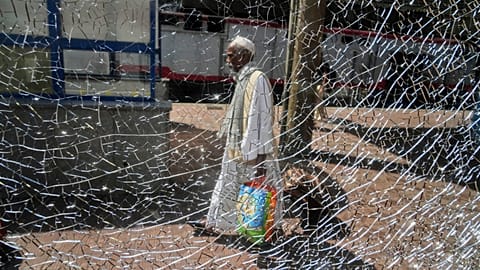 ARŞİV: Kahire'nin Ramses tren istasyonunda, Asvan'a giden trenine binmeye hazırlanan Sudanlı bir mülteci kırık bir pencereden görülüyor, 21 Temmuz 2025