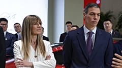 El presidente del Gobierno español, Pedro Sánchez, y su esposa, Begoña Gómez, en la sede de Xiaomi en Pekín, el lunes 13 de abril de 2026.