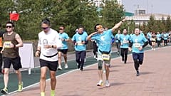 Um corredor faz uma pausa durante uma maratona em apoio ao autismo em Astana, Cazaquistão, 26 de abril de 2026.