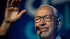 رئيس حزب النهضة الإسلامي والمرشح للانتخابات البرلمانية المقبلة، راشد الغنوشي، يلوّح لأنصاره خلال اجتماع في تونس العاصمة، يوم الخميس 3 أكتوبر/تشرين الأول 2019. (صورة من وكالة أ