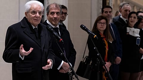 Γένοβα, δικαστήριο επαναφέρει απολυμένο εργαζόμενο για ΙΑ, ενώ ο Ματαρέλα μιλάει για την Εργατική Πρωτομαγιά