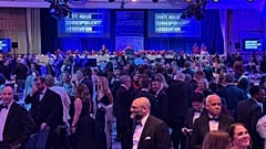 Participantes reúnem-se durante o Jantar da Associação de Correspondentes da Casa Branca em Washington, 25 de abril de 2026
