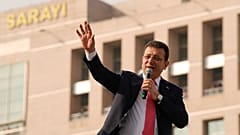 Ekrem İmamoğlu, Çağlayan'daki adalet sarayı önünde görüntüleniyor (Arşiv)