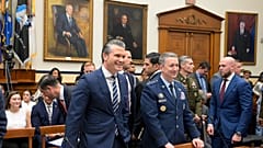 وزير الدفاع بيت هيجسيث،والجنرال دان كين، رئيس هيئة الأركان المشتركة، أمام اجتماع عمل لجنة القوات المسلحة بمجلس النواب بشأن السنة المالية 2027 لوزارة الدفاع، 