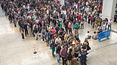 Migrantes fazem fila num serviço público para obterem a documentação necessária para requerer a amnistia migratória espanhola