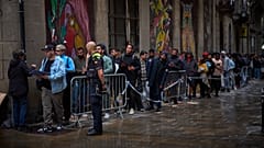 Μετανάστες σχηματίζουν ουρά έξω από το Δημαρχείο της Βαρκελώνης, Ισπανία, Τετάρτη 29 Απριλίου 2026.
