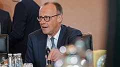 Merz läutet am Mittwoch, dem 22. April 2026, bei der Kabinettssitzung im Bundeskanzleramt in Berlin die Eröffnungsglocke