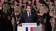 Emmanuel Macron prononce un discours lors des exercices militaires "Orion 2026" au camp militaire de Suippes, dans l'est de la France, le jeudi 30 avril 2026.