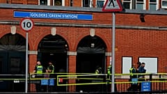 Rendőrök szolgálatban a Golders Green metróállomás előtt Londonban, 2026. április 30.