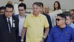 O ex-presidente do Brasil Jair Bolsonaro, centro, temporariamente autorizado a sair da prisão domiciliar para exames médicos, sai de um hospital em Brasília, Brasil, sábado, 16 de agosto de 2025