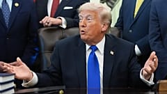 Präsident Donald Trump spricht zu Reportern im Oval Office des Weißen Hauses, Donnerstag, 30. April 2026, in Washington.