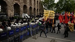 Onlarca sendika üyesi, İstanbul'da düzenlenen 1 Mayıs yürüyüşleri esnasında çevik kuvvet polisleriyle karşı karşıya geliyor. / 1 Mayıs 2024