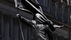 Eine Statue eines Mannes, der eine Flagge vor das Gesicht hält, signiert „Banksy“, steht seit Donnerstag, dem 30. April 2026, auf dem Waterloo Place in London.
