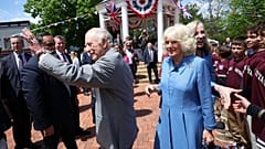 König Charles III. und Königin Camilla nehmen am Donnerstag, 30. April 2026, in Front Royal im US-Bundesstaat Virginia an Parade und Straßenfest teil.