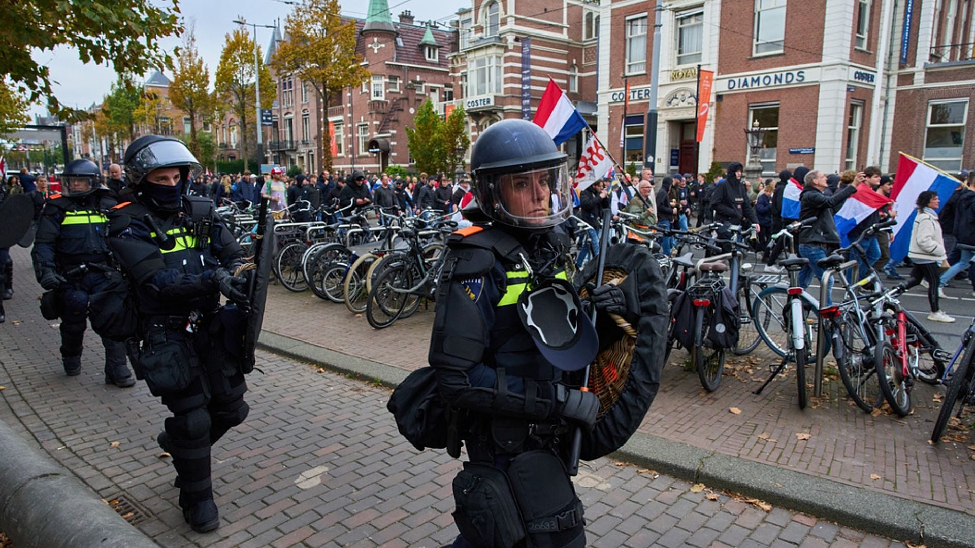FILE - Holland rohamrendőrök kísérik a bevándorlásellenes tüntetőket egy tüntetésen Amszterdamban, Hollandia, 2025. október 12.