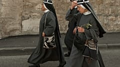 راهبات كاثوليكيات يشاركن في موكب أحد الشعانين التقليدي على جبل الزيتون المطل على البلدة القديمة في القدس.